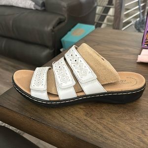 Collection by Clarks. Women’s 8.5. Leisa Spice, white